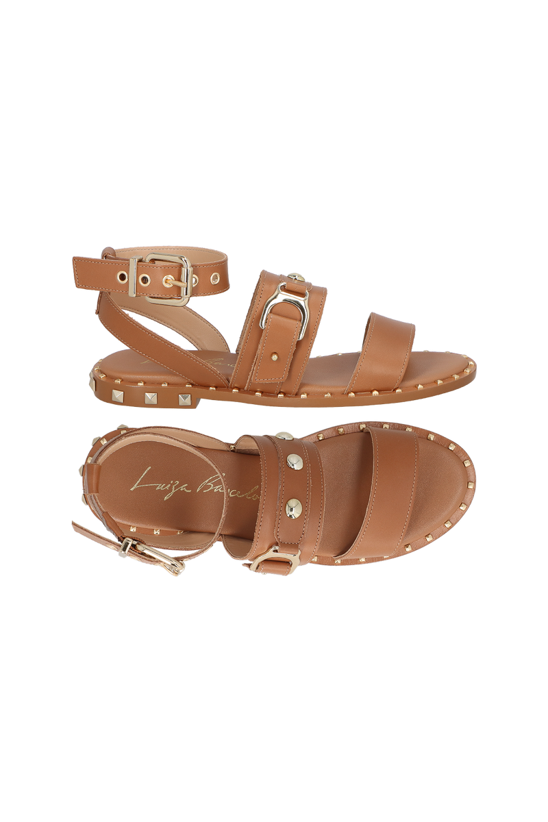 SANDÁLIA RASTEIRA EM COURO CARAMELO COM REBITES OURO