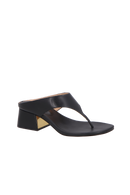 SANDÁLIA COM TIRA ENTRE OS DEDOS EM COURO PRETO