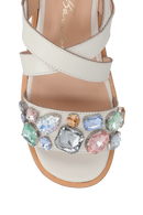 SANDÁLIA EM COURO OFF WHITE COM PEDRARIAS E PLATAFORMA FLAT