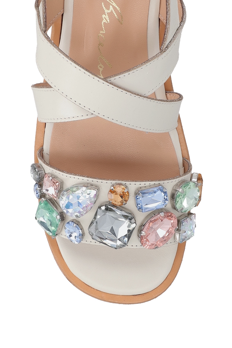 SANDÁLIA EM COURO OFF WHITE COM PEDRARIAS E PLATAFORMA FLAT