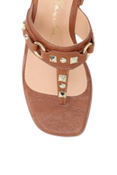 SANDÁLIA DE DEDO EM COURO CARAMELO COM APLICAÇÕES METÁLICAS