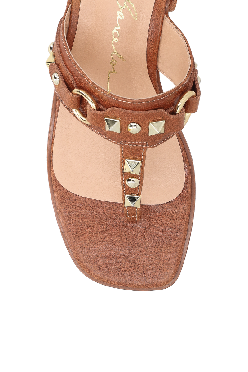 SANDÁLIA DE DEDO EM COURO CARAMELO COM APLICAÇÕES METÁLICAS