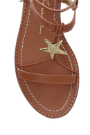 SANDÁLIA RASTEIRA EM COURO CARAMELO COM ENFEITE METÁLICO ESTRELA