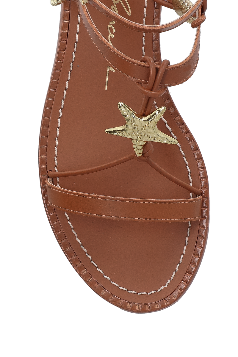 SANDÁLIA RASTEIRA EM COURO CARAMELO COM ENFEITE METÁLICO ESTRELA