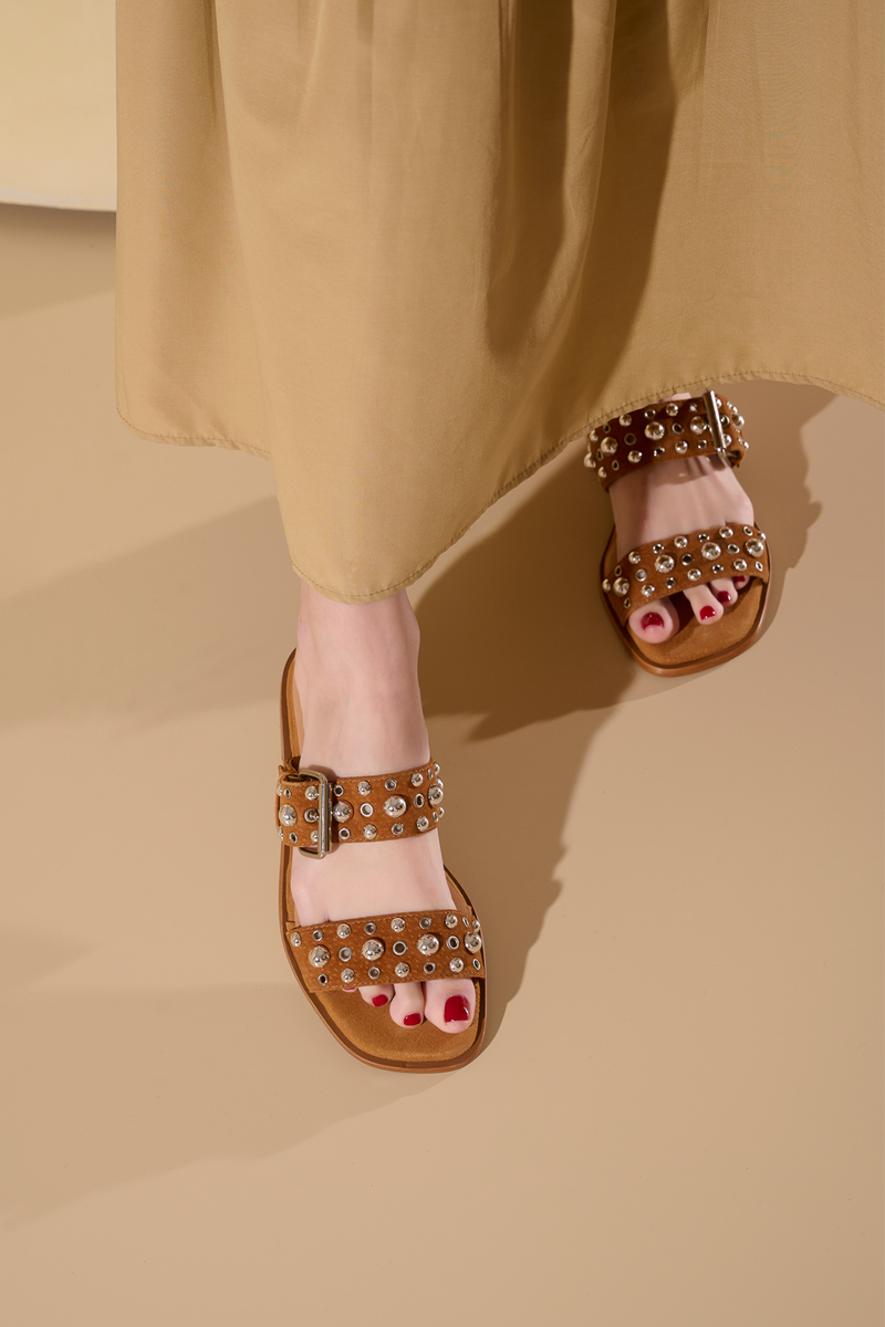 RASTEIRA EM CAMURÇA CARAMELO COM APLICAÇÕES METÁLICAS