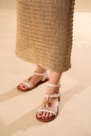 SANDÁLIA RASTEIRA EM COURO OFF WHITE COM ENFEITE METÁLICO ESTRELA