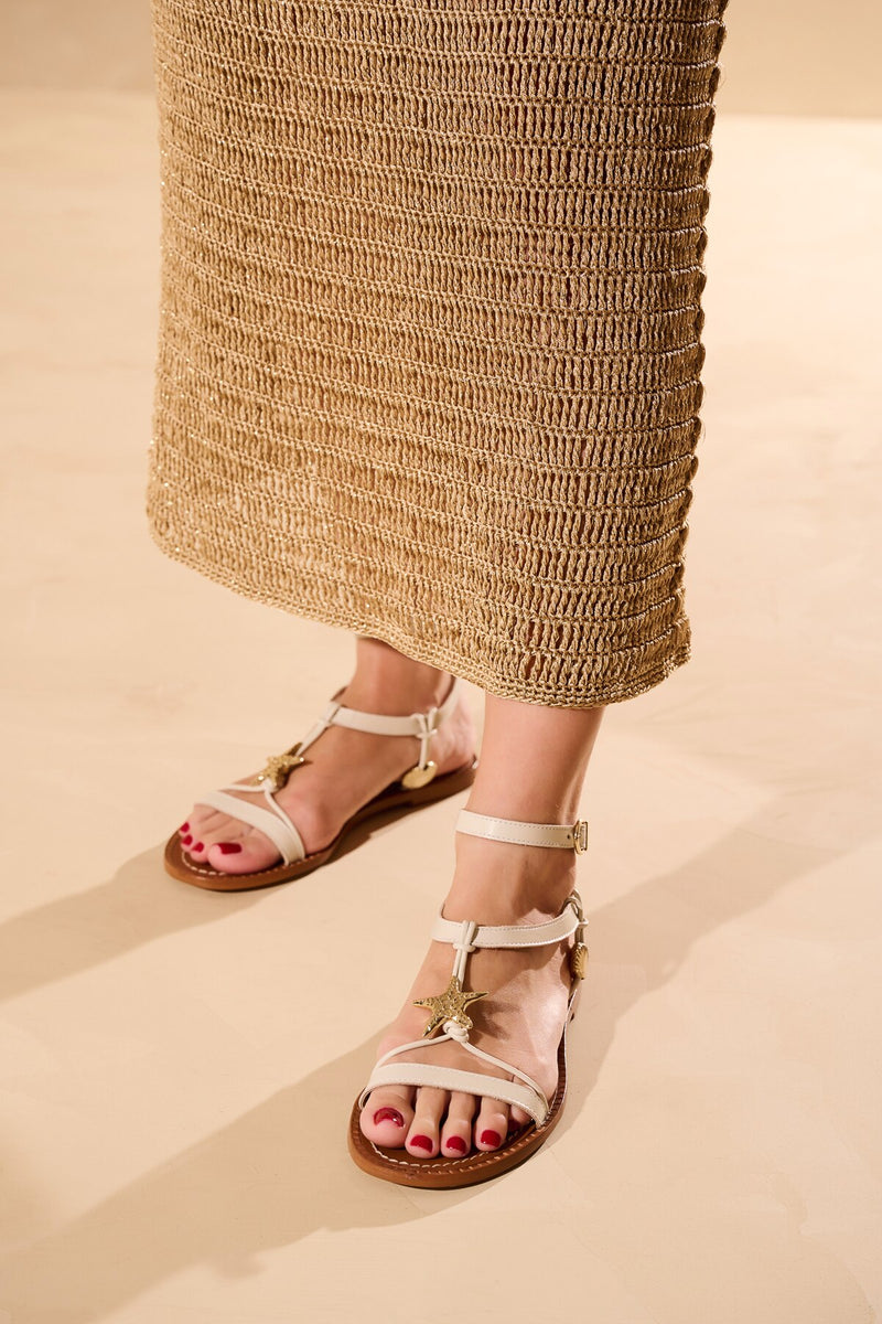 SANDÁLIA RASTEIRA EM COURO OFF WHITE COM ENFEITE METÁLICO ESTRELA
