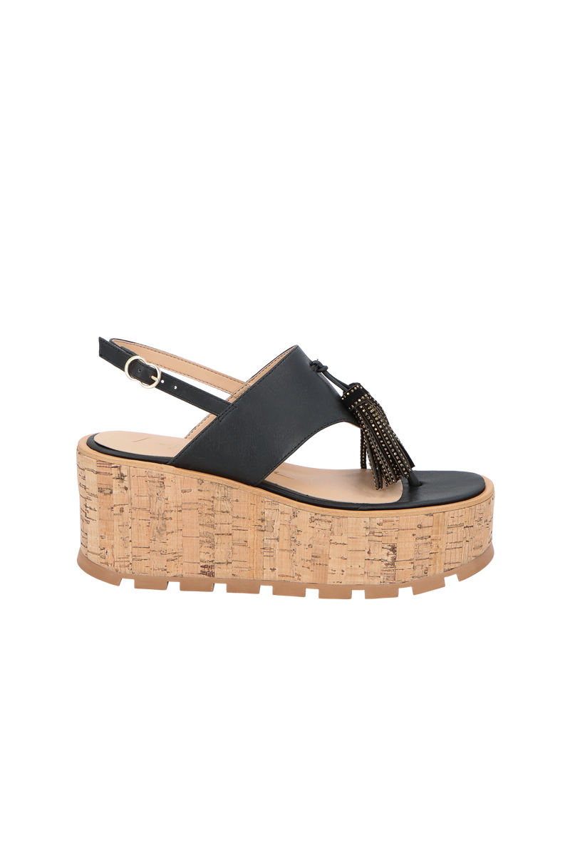 SANDÁLIA PLATAFORMA FLAT EM CAMURÇA BEGE FENDI COM PINGENTE DE TASSELS