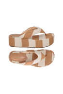 SANDÁLIA PLATAFORMA FLAT LISTRADA CARAMELO