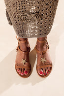 SANDÁLIA RASTEIRA EM COURO CARAMELO COM ENFEITE METÁLICO ESTRELA