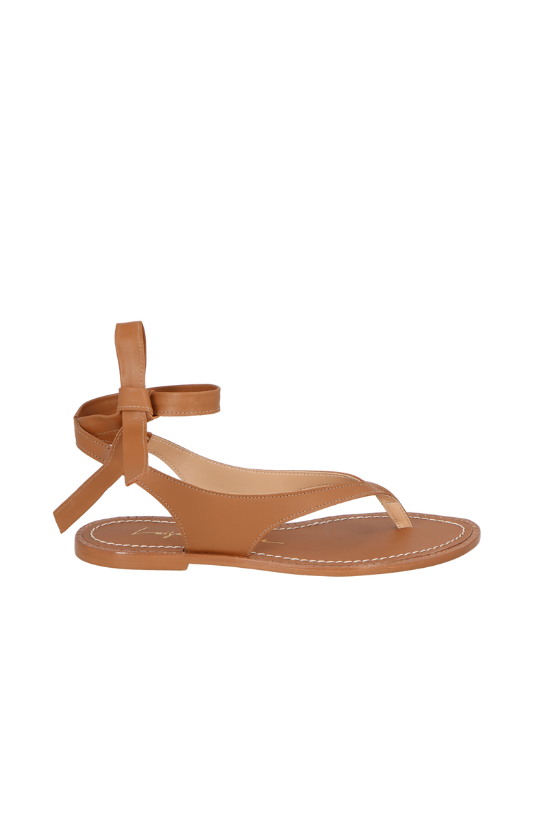 SANDÁLIA DE DEDO EM COURO CARAMELO COM AMARRAÇÃO NO TORNOZELO