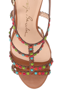 SANDÁLIA DE SALTO ALTO EM COURO CARAMELO COM APLICAÇÃO DE CRISTAIS