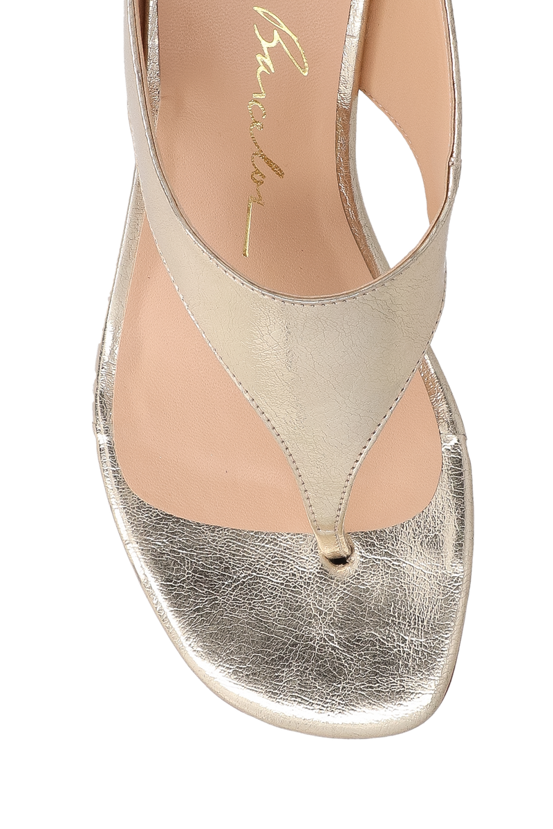 SANDÁLIA SALTO BLOCO MÉDIO COM TIRA ENTRE OS DEDOS METALIZADA DOURADA