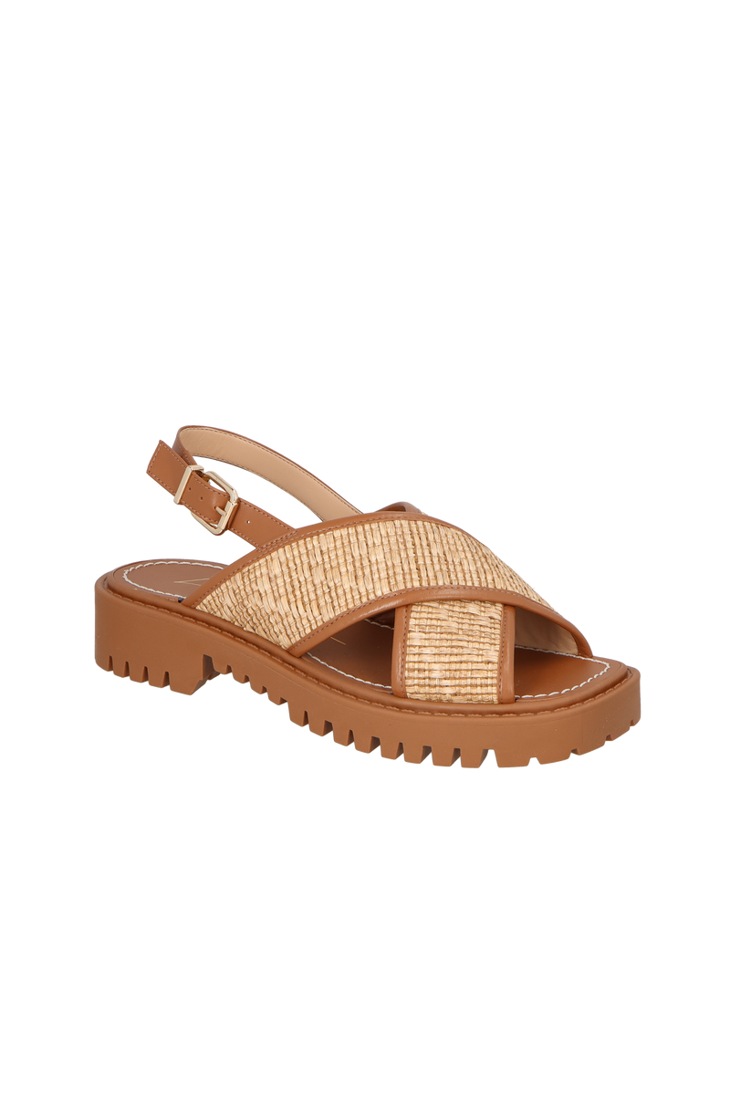 SANDÁLIA TRATORADA EM RÁFIA E COURO CARAMELO COM FIVELA