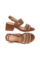 SANDÁLIA EM CAMURÇA CARAMELO COM SALTO BLOCO MÉDIO E APLICAÇÕES METÁLICAS