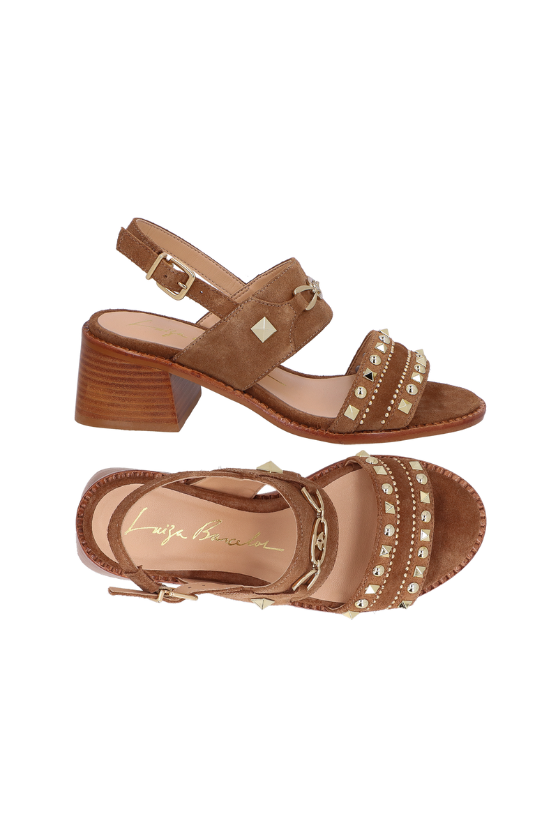 SANDÁLIA EM CAMURÇA CARAMELO COM SALTO BLOCO MÉDIO E APLICAÇÕES METÁLICAS