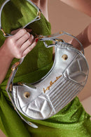 BOLSA BAGUETE EM COURO PRATA COM ALÇA DE ILHOSES PEQUENA