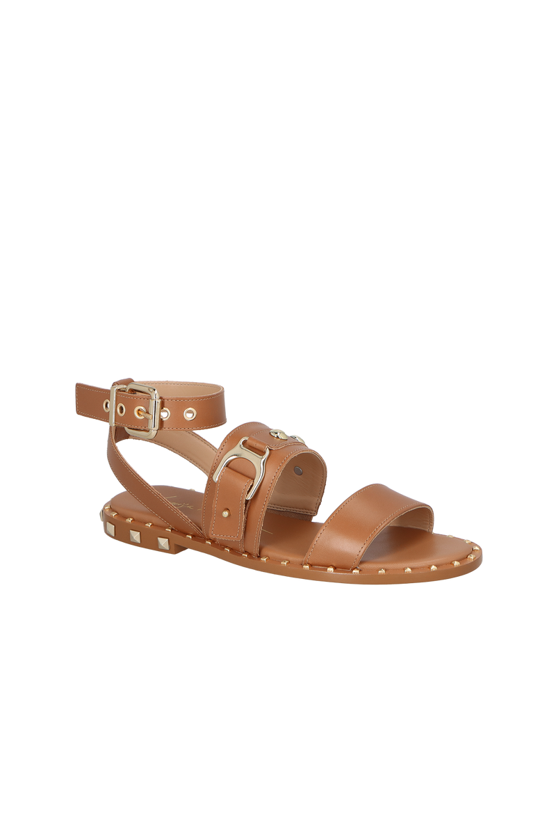 SANDÁLIA RASTEIRA EM COURO CARAMELO COM REBITES OURO