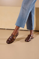 SANDÁLIA EM COURO MARROM CAFÉ COM TIRAS ENTRELAÇADAS