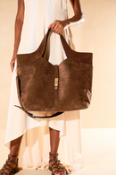 BOLSA GRANDE EM COURO MARROM CAFÉ COM FECHO DOURADO