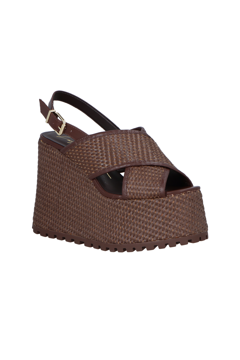 SANDÁLIA PLATAFORMA COM TIRA CRUZADA EM RÁFIA MARROM CAFÉ