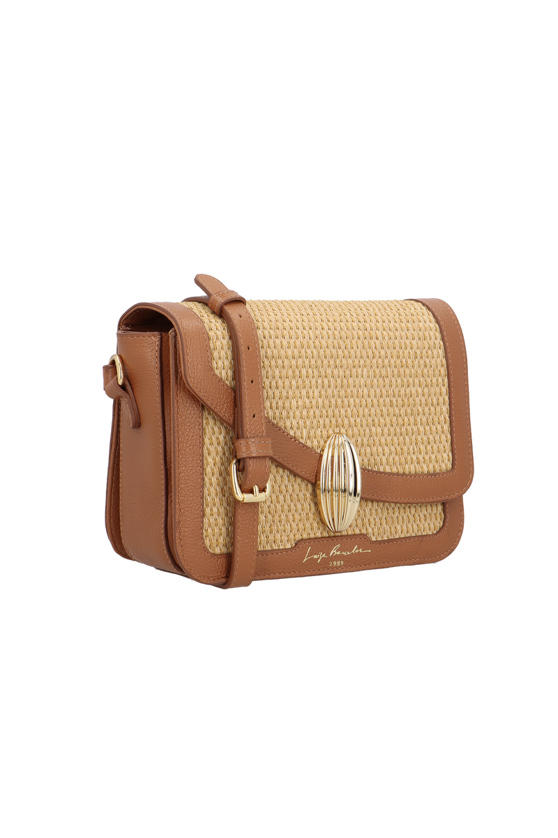 BOLSA MÉDIA EM RÁFIA E COURO CARAMELO COM FECHO DOURADO