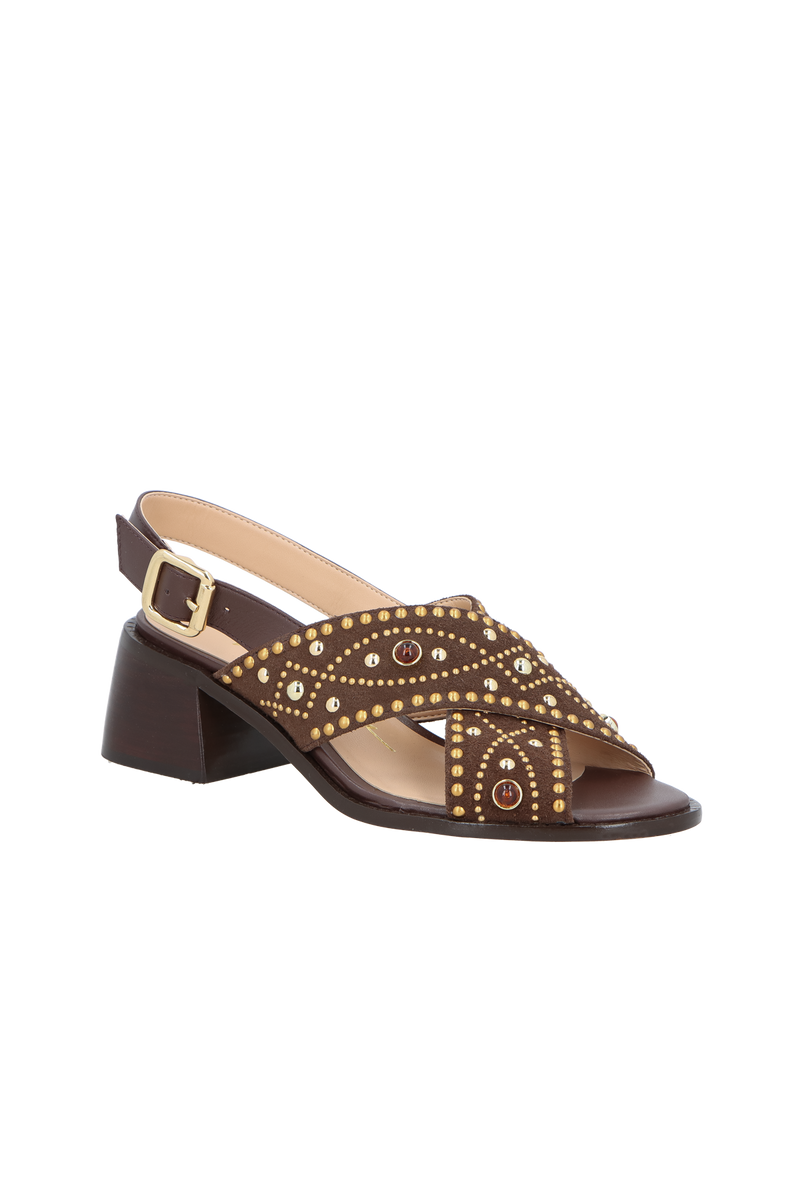 SANDÁLIA EM CAMURÇA MARROM CAFÉ COM SALTO BLOCO E APLICAÇÕES METÁLICAS