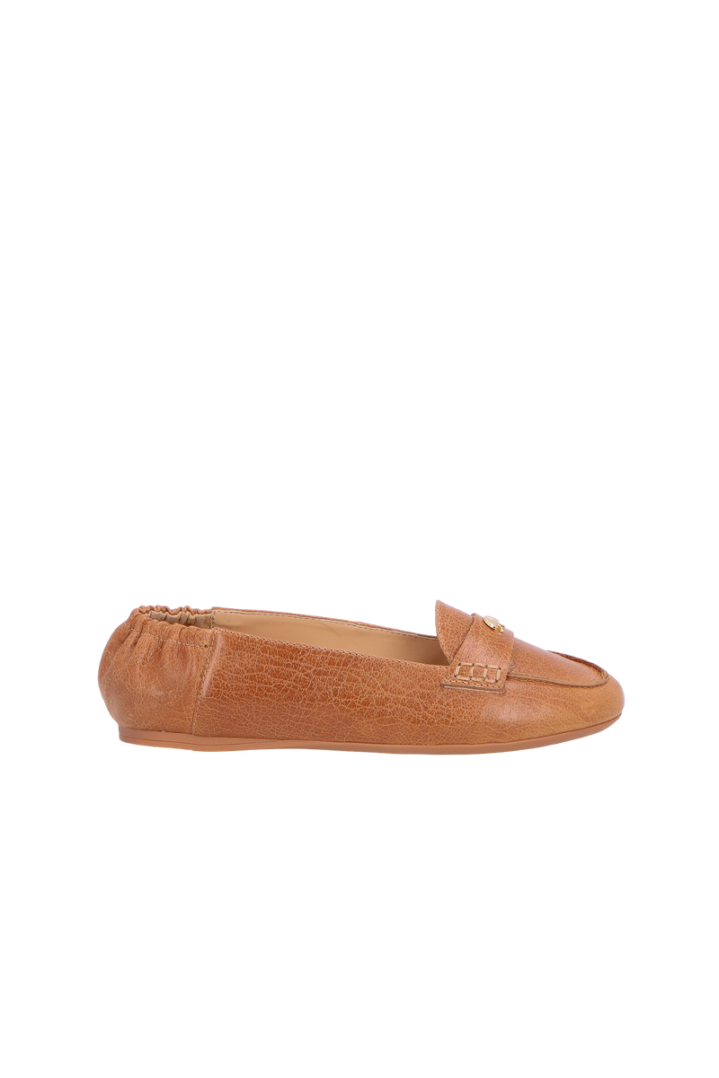 SAPATILHA SLIPPER EM COURO CARAMELO COM ELÁSTICO TRASEIRO