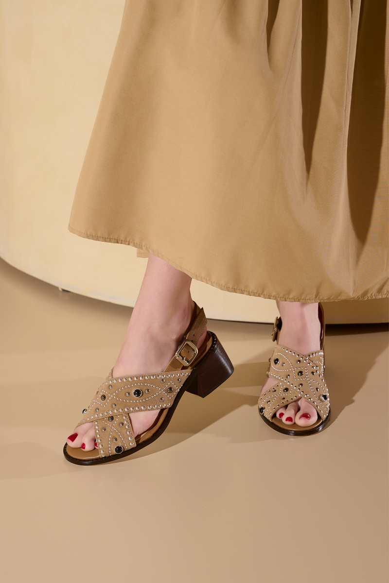 SANDÁLIA EM CAMURÇA BEGE FENDI COM SALTO BLOCO E APLICAÇÕES METÁLICAS