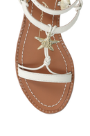 SANDÁLIA RASTEIRA EM COURO OFF WHITE COM ENFEITE METÁLICO ESTRELA