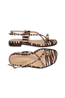 SANDÁLIA RASTEIRA EM PELO ZEBRA MARROM CAFÉ COM ANEL METÁTICO