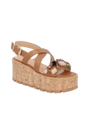 SANDÁLIA EM COURO CARAMELO COM PEDRARIAS E PLATAFORMA FLAT