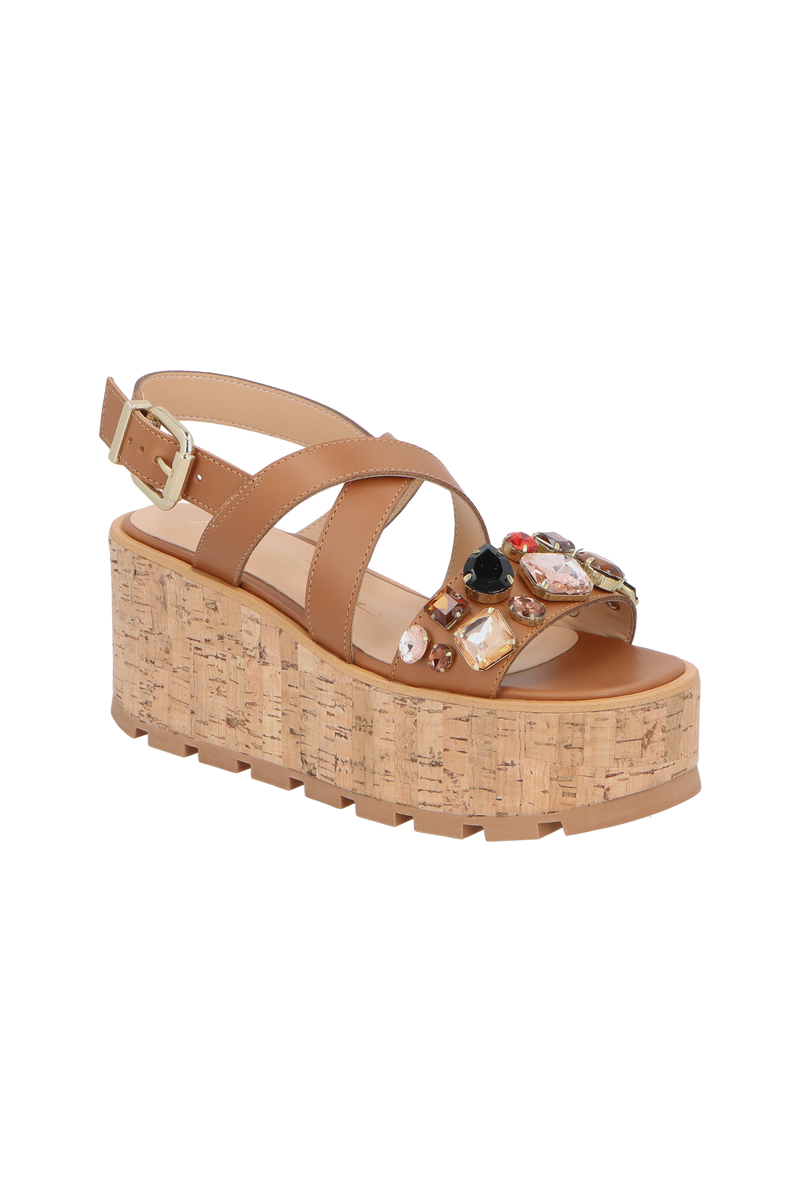 SANDÁLIA EM COURO CARAMELO COM PEDRARIAS E PLATAFORMA FLAT