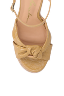 SANDÁLIA PLATAFORMA EM VERNIZ COM TIRA TORCIDA BEGE AREIA