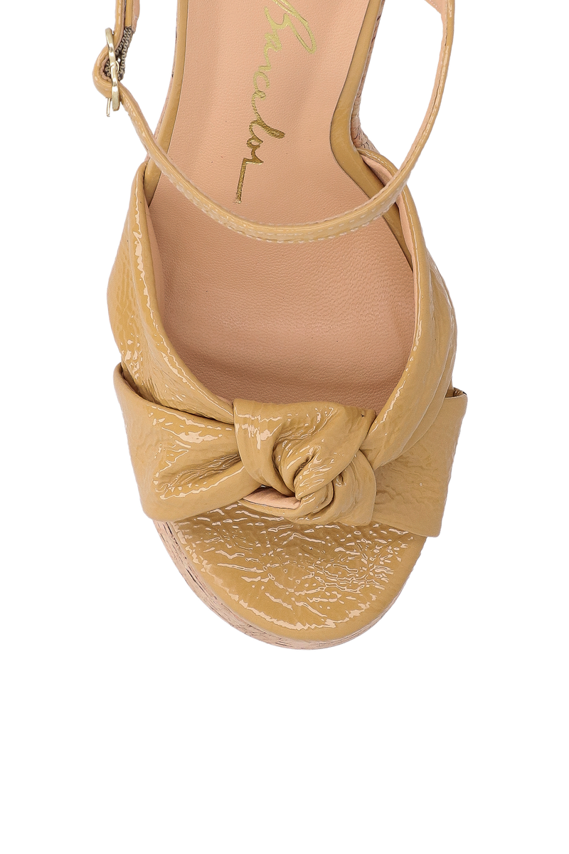 SANDÁLIA PLATAFORMA EM VERNIZ COM TIRA TORCIDA BEGE AREIA