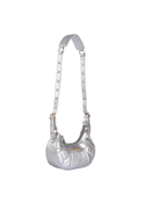 BOLSA BAGUETE EM COURO PRATA COM ALÇA DE ILHOSES PEQUENA