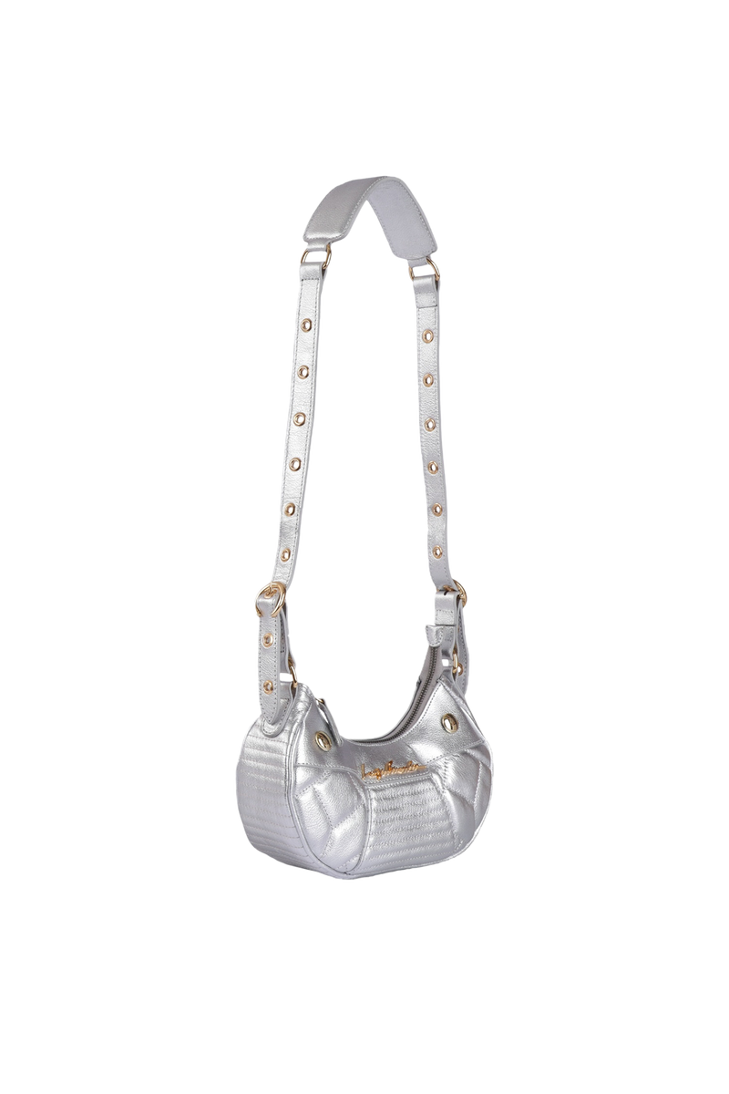 BOLSA BAGUETE EM COURO PRATA COM ALÇA DE ILHOSES PEQUENA
