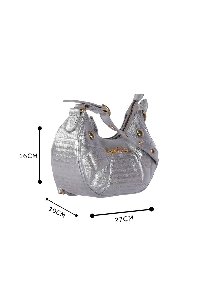 BOLSA BAGUETE EM COURO PRATA COM ALÇA DE ILHOSES PEQUENA
