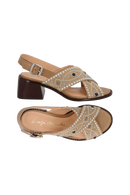 SANDÁLIA EM CAMURÇA BEGE FENDI COM SALTO BLOCO E APLICAÇÕES METÁLICAS