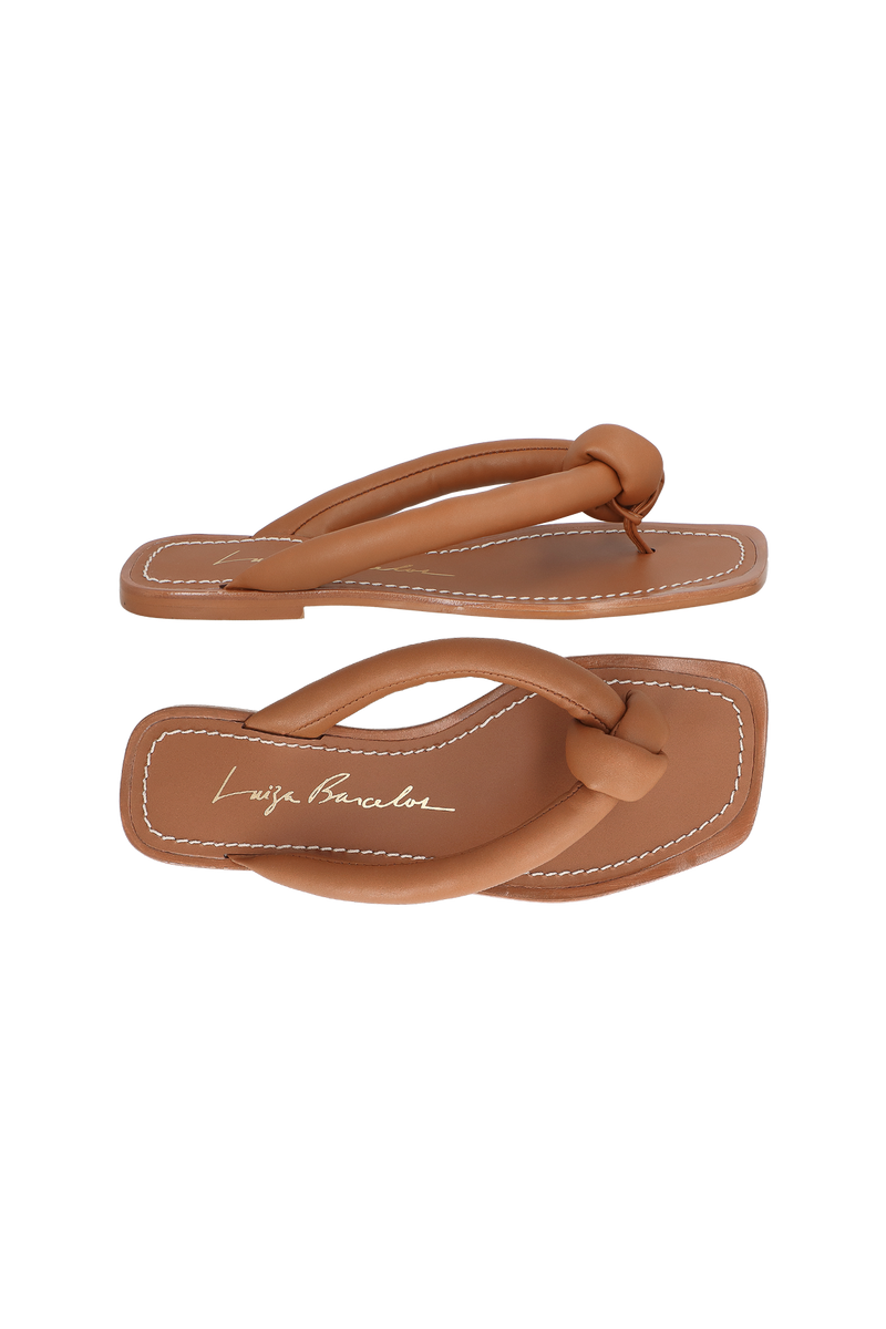 SANDÁLIA RASTEIRA TIRAS PILLOW EM COURO CARAMELO