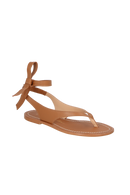 SANDÁLIA DE DEDO EM COURO CARAMELO COM AMARRAÇÃO NO TORNOZELO