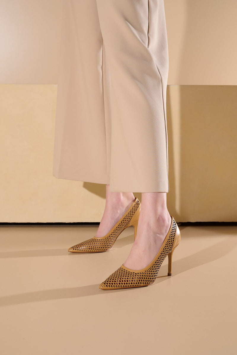 SCARPIN SALTO FINO ALTO EM COURO BEGE AREIA COM RECORTES