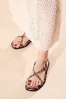 SANDÁLIA RASTEIRA EM PELO ZEBRA MARROM CAFÉ COM ANEL METÁTICO