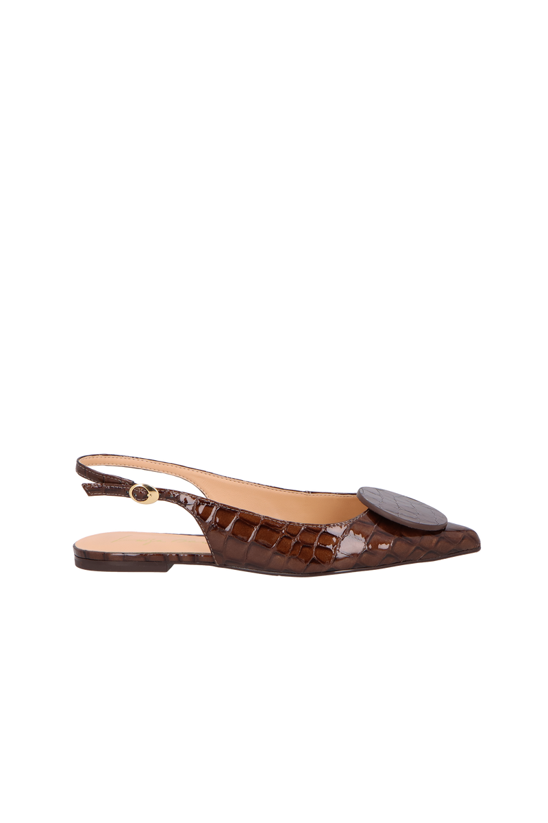 SAPATILHA SLINGBACK FLAT EM CROCO VERNIZ CAFÉ COM APLICAÇÃO CIRCULAR