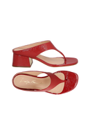 SANDÁLIA SALTO BLOCO MÉDIO COM TIRA ENTRE OS DEDOS EM COURO VERNIZ VERMELHO