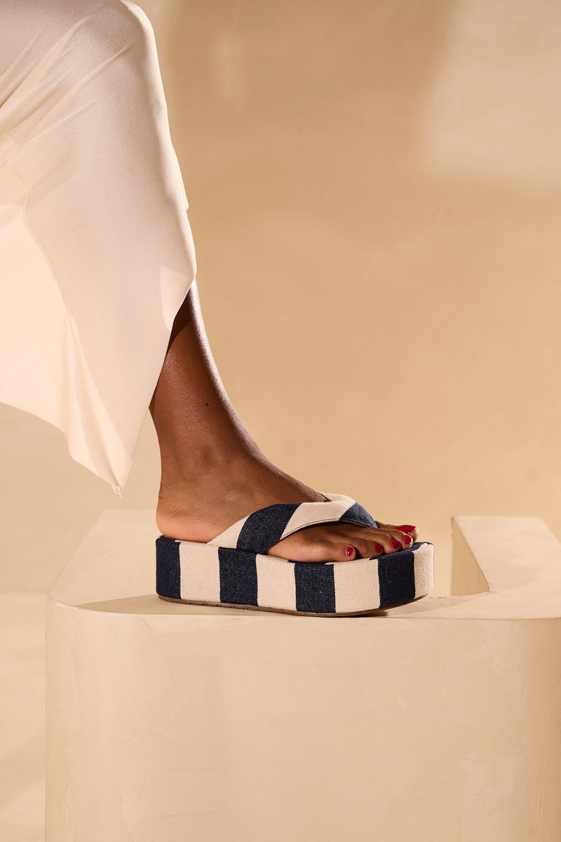 SANDÁLIA PLATAFORMA FLAT LISTRADA AZUL NAVAL