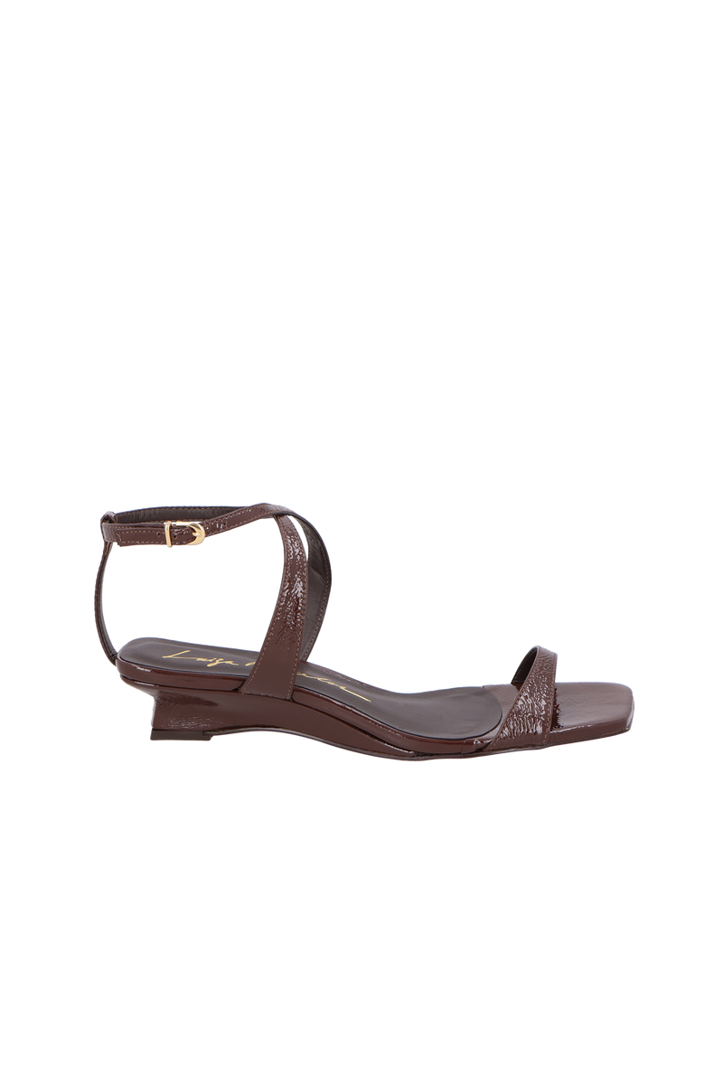 SANDÁLIA ANABELA EM VERNIZ CAFÉ COM TIRAS