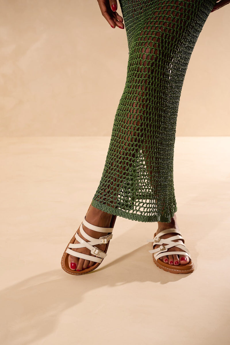 PAPETE TRATORADA EM COURO OFF WHITE COM FIVELAS