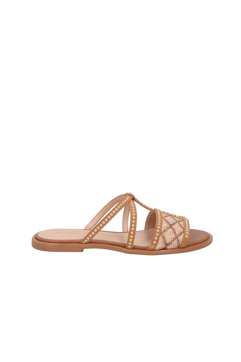 RASTEIRA EM COURO CARAMELO E PALHA COM APLICAÇÕES METÁLICAS