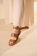 SANDÁLIA RASTEIRA EM COURO CARAMELO COM REBITES OURO